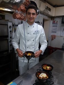 Restoran Gabara, učenik sa spremljenim nacionalnim jelom.